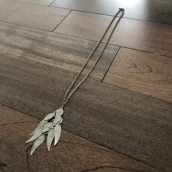 🌻3/$15 free shipping Long necklace leaf design - Picture 1 of 5